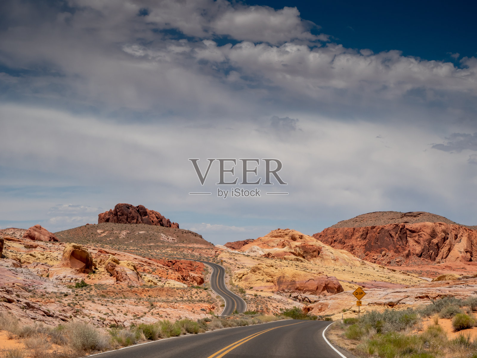 蜿蜒的道路穿过阿兹特克砂岩地层照片摄影图片