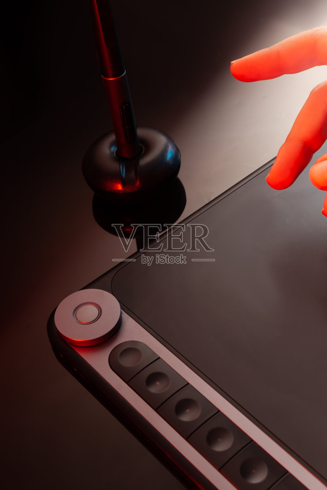 图形设计师工作与图形平板电脑。黑暗的背景。照片摄影图片