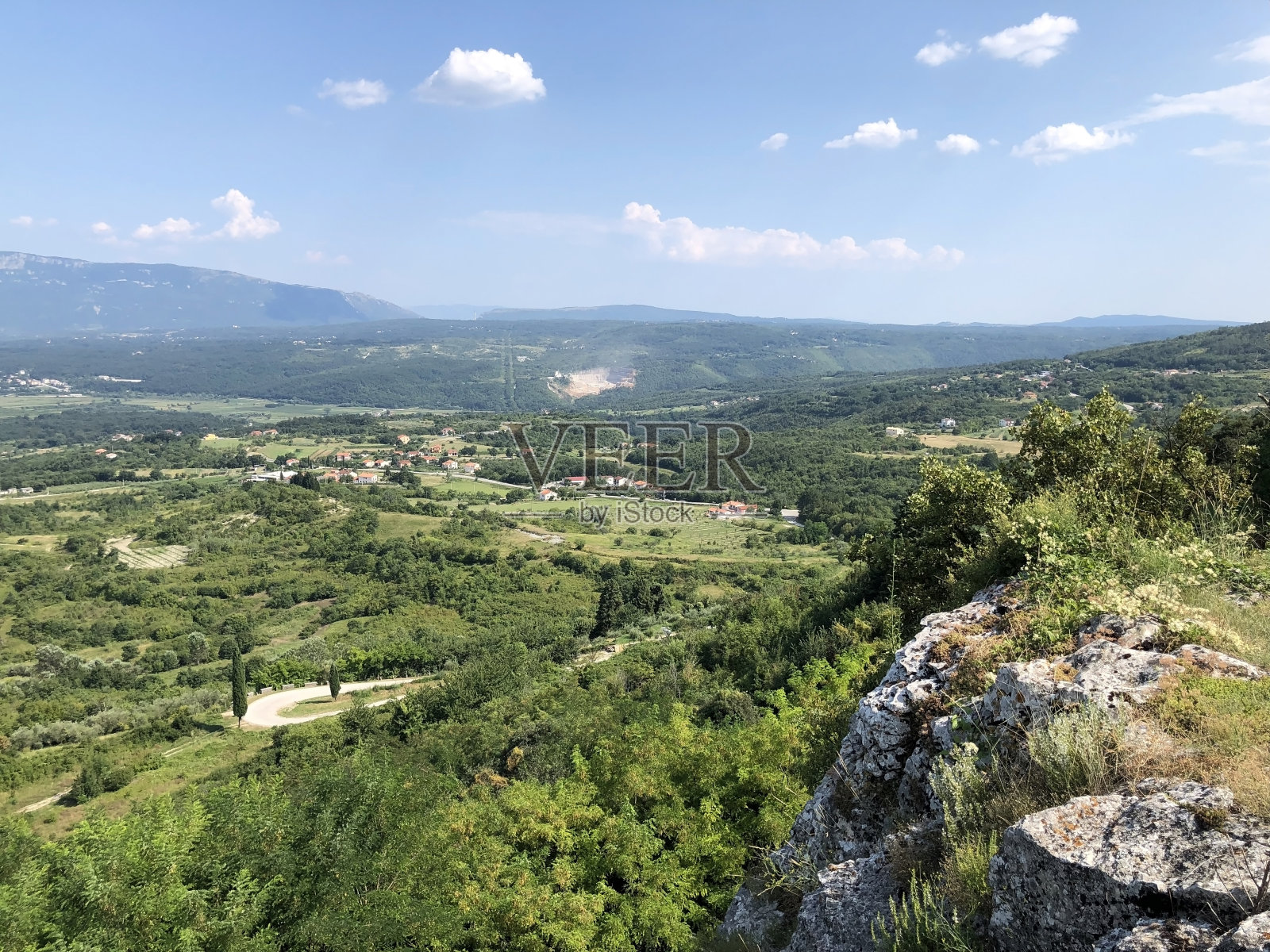 克罗地亚的Pican - Istria老城的观景点/ Pogled sa vidikovca na starom gradu Pićan - Istra, Hrvatska照片摄影图片