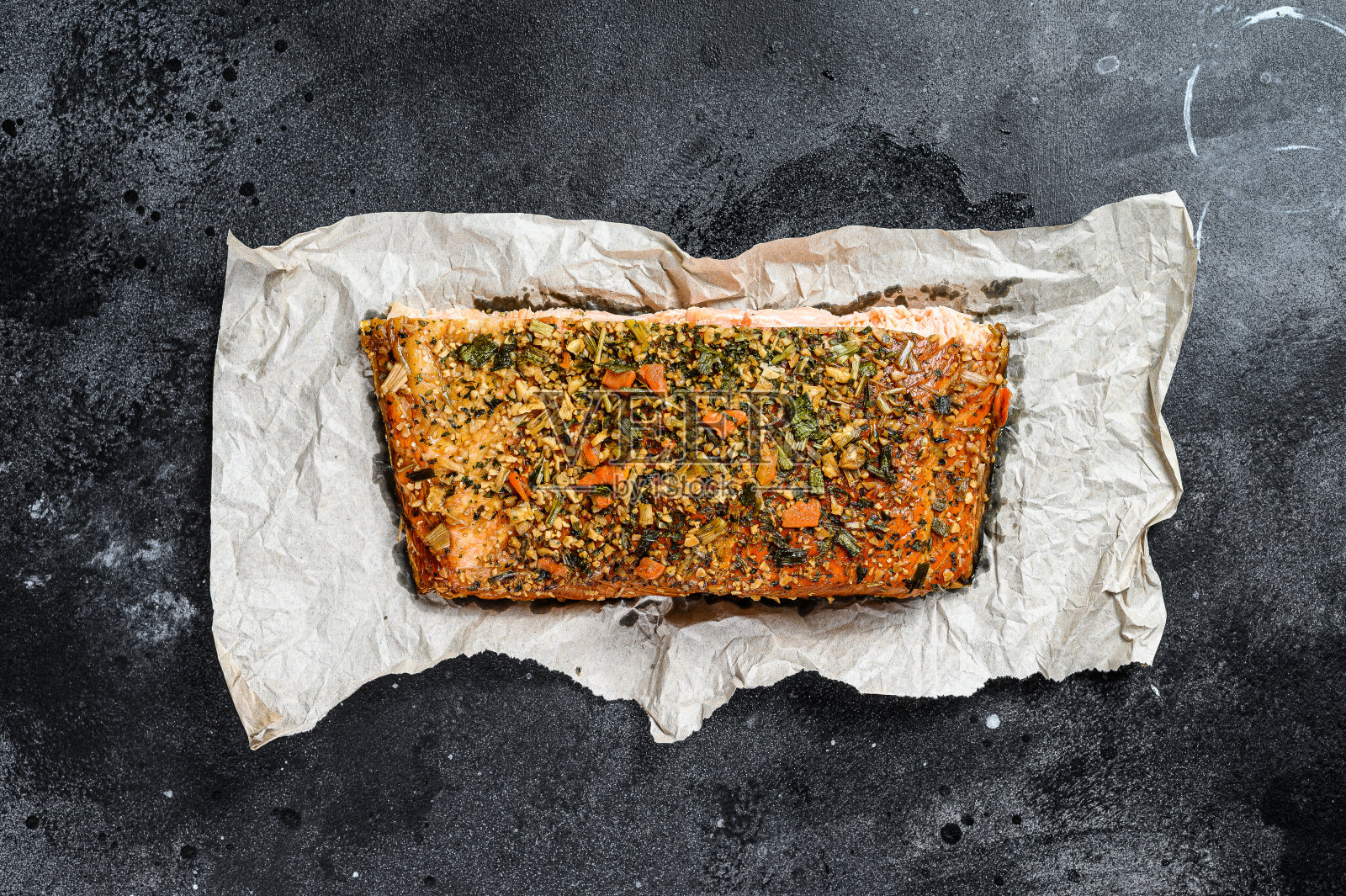 高蛋白质的健康饮食,熏制大西洋鲑鱼片。鳟鱼。黑色背景,俯视图,文本空间照片摄影图片