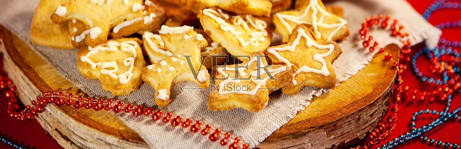 圣诞姜饼,放在木架子上,红色的背景。圣诞节和新年的概念。照片摄影图片