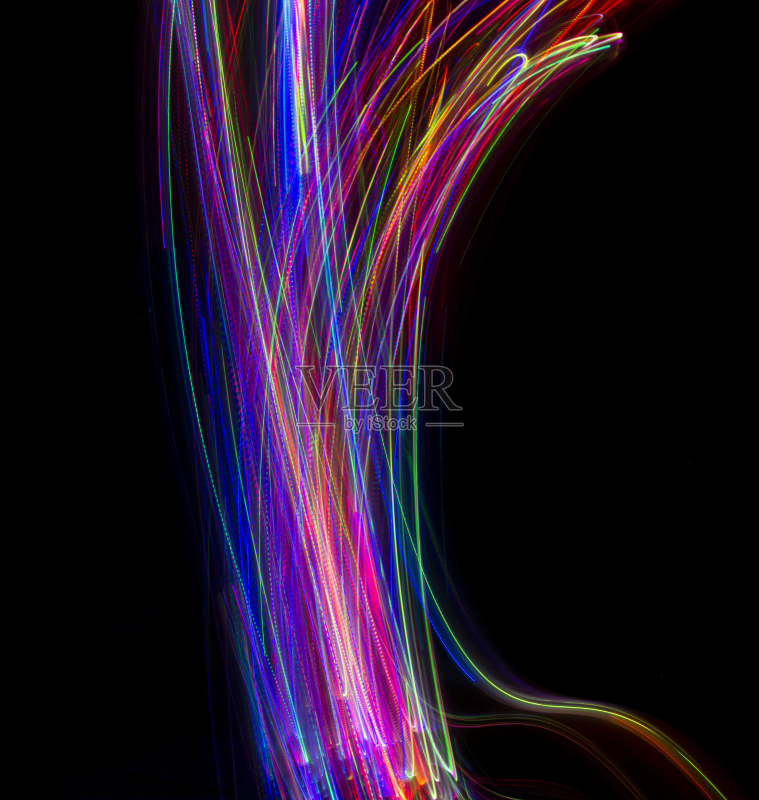 用光线在黑色背景上画出抽象的多色线照片摄影图片