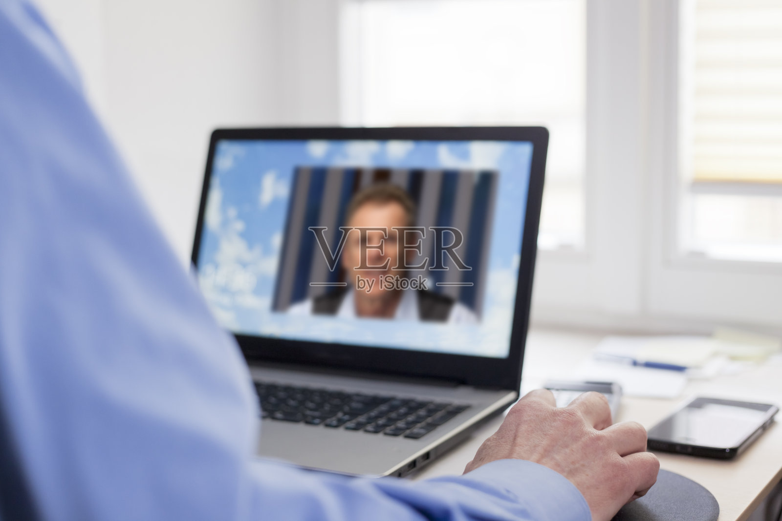 两个商人在一个商务会议上用笔记本电脑聊天照片摄影图片