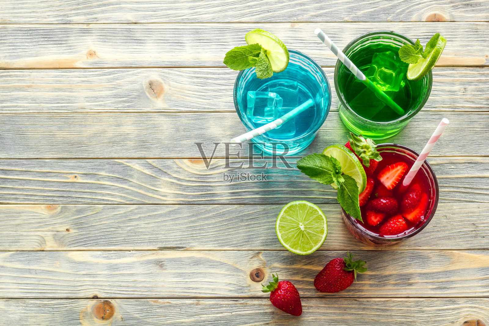 新鲜冰鸡尾酒,酸橙薄荷和草莓照片摄影图片