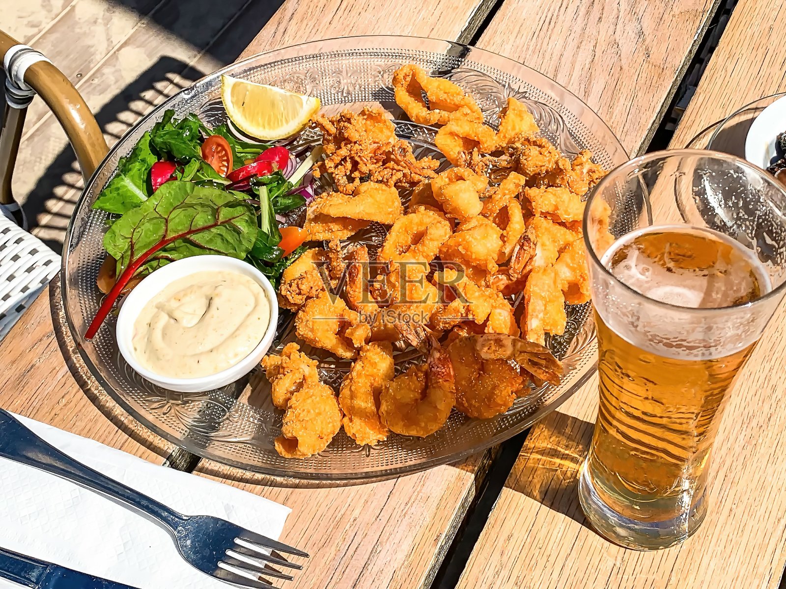 泰式海鲜炒:香草柠檬爆炒鱿鱼虾仁照片摄影图片