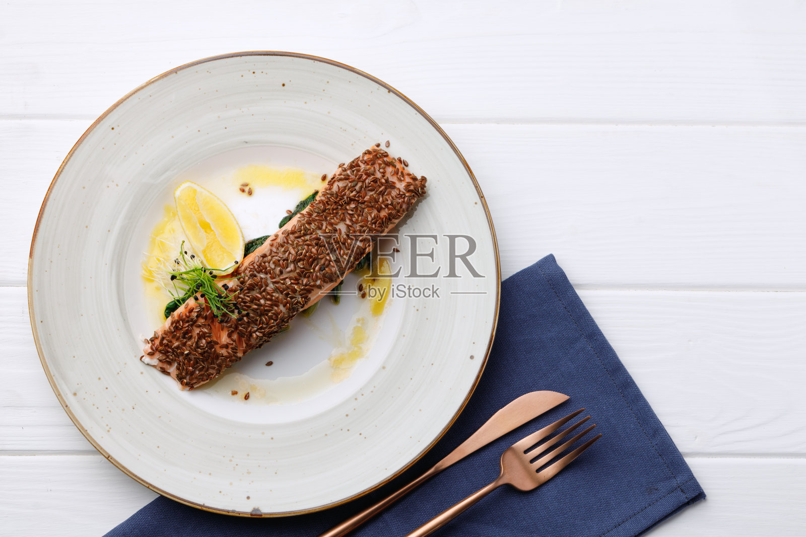 白木桌上的烤三文鱼片照片摄影图片