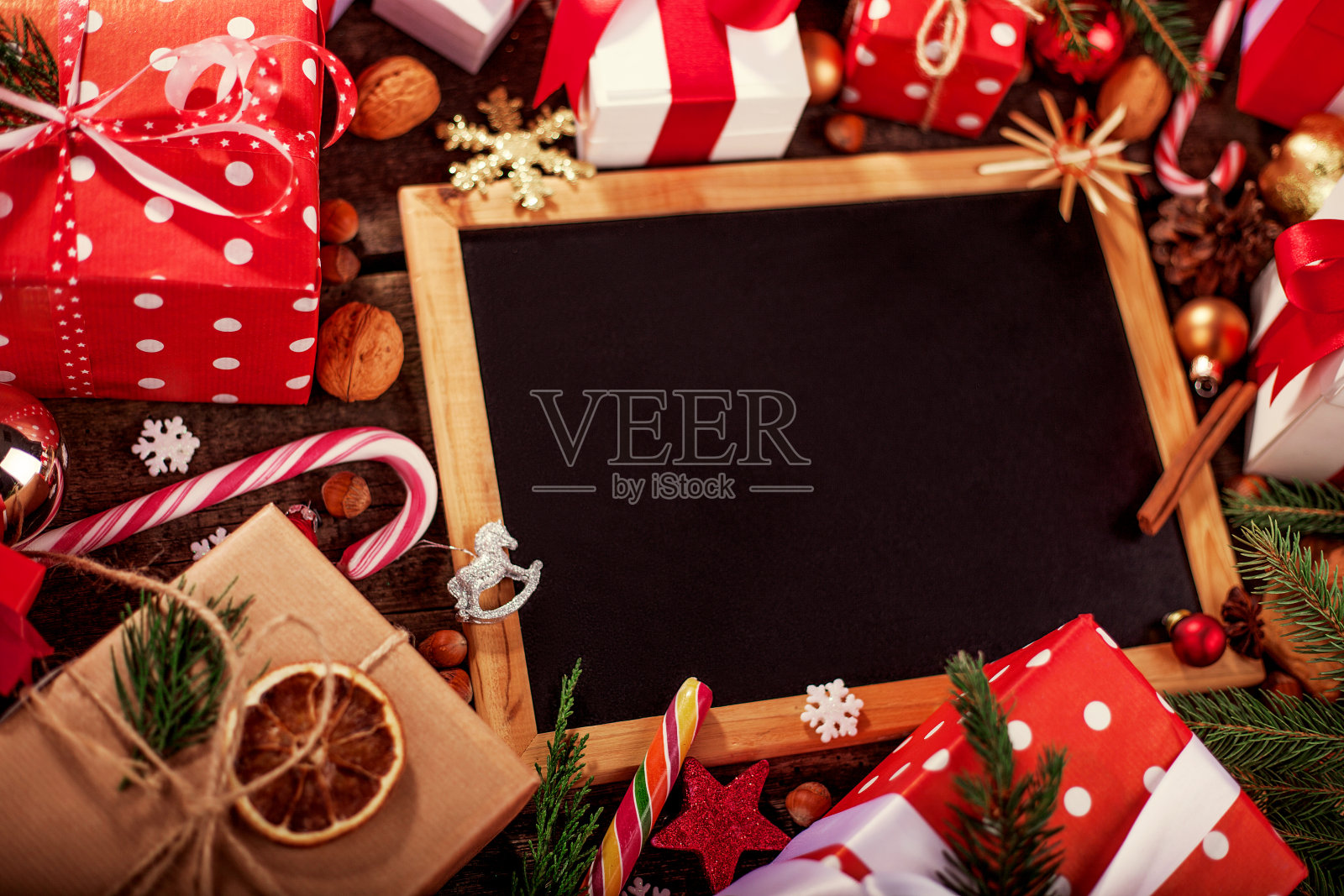 圣诞快乐的背景-黑色黑板在木框架照片摄影图片