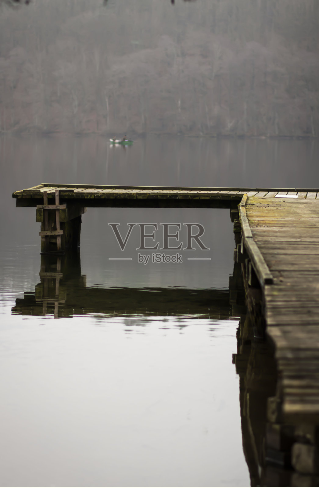 湖上的码头。照片摄影图片