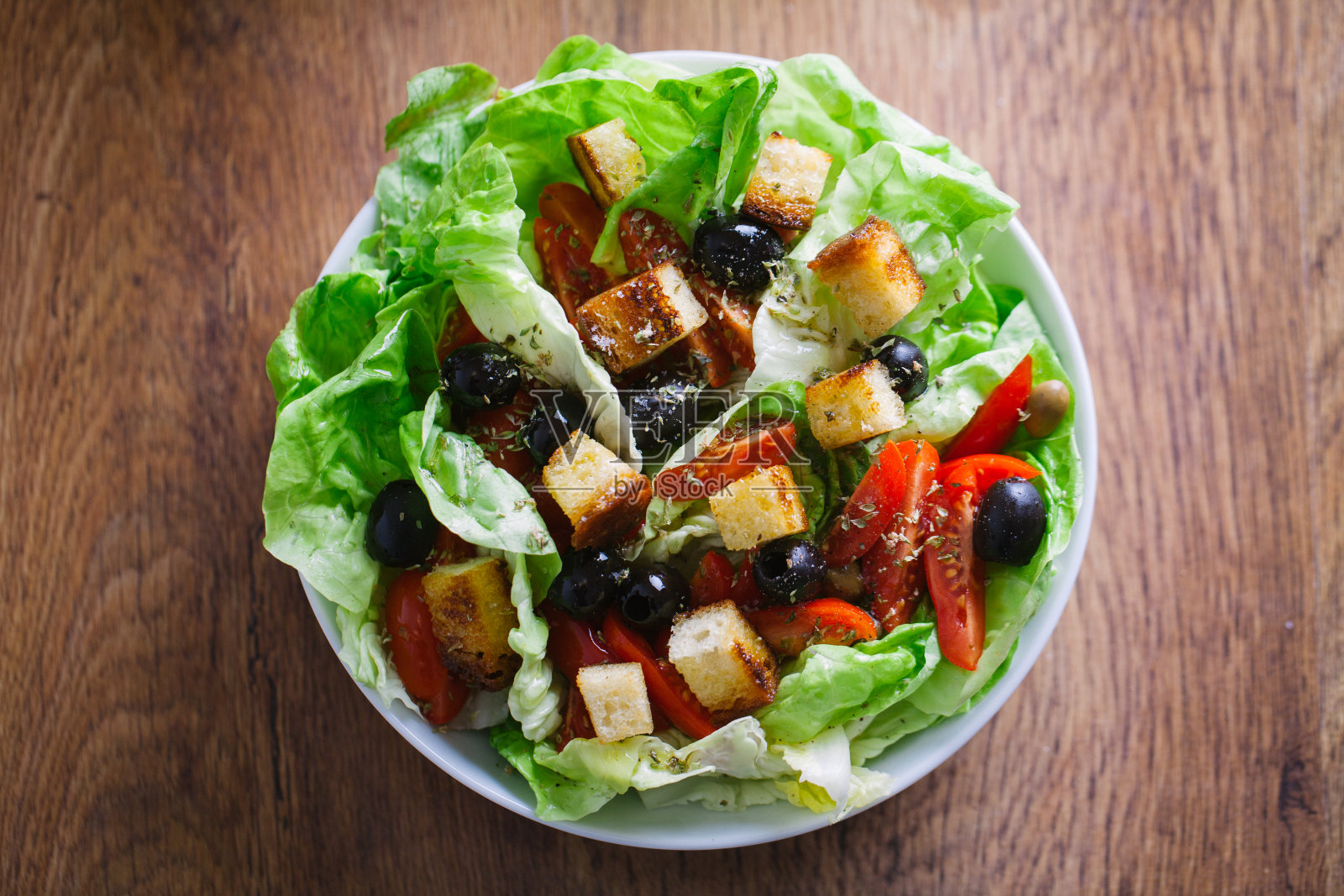 新鲜的黑橄榄和番茄沙拉。照片摄影图片