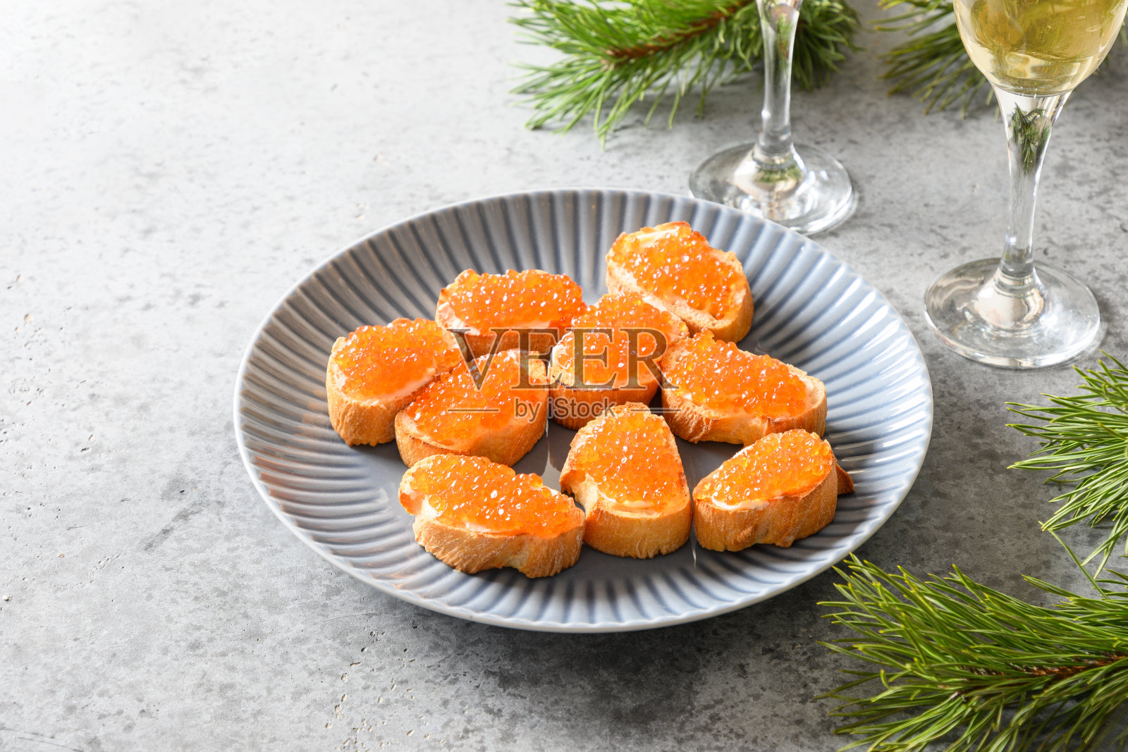 新年或圣诞派对用的红三文鱼鱼子酱。喜庆的节日晚餐。照片摄影图片