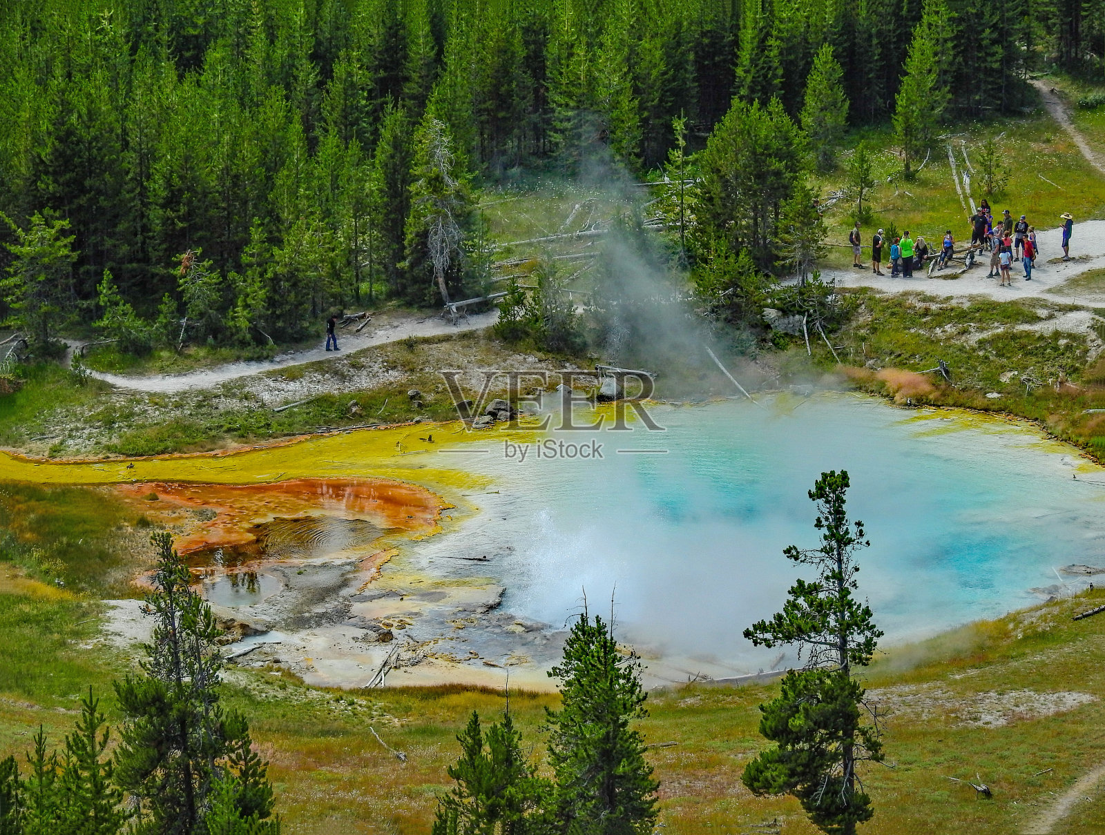 帝国间歇泉在黄石国家公园的边远地区照片摄影图片