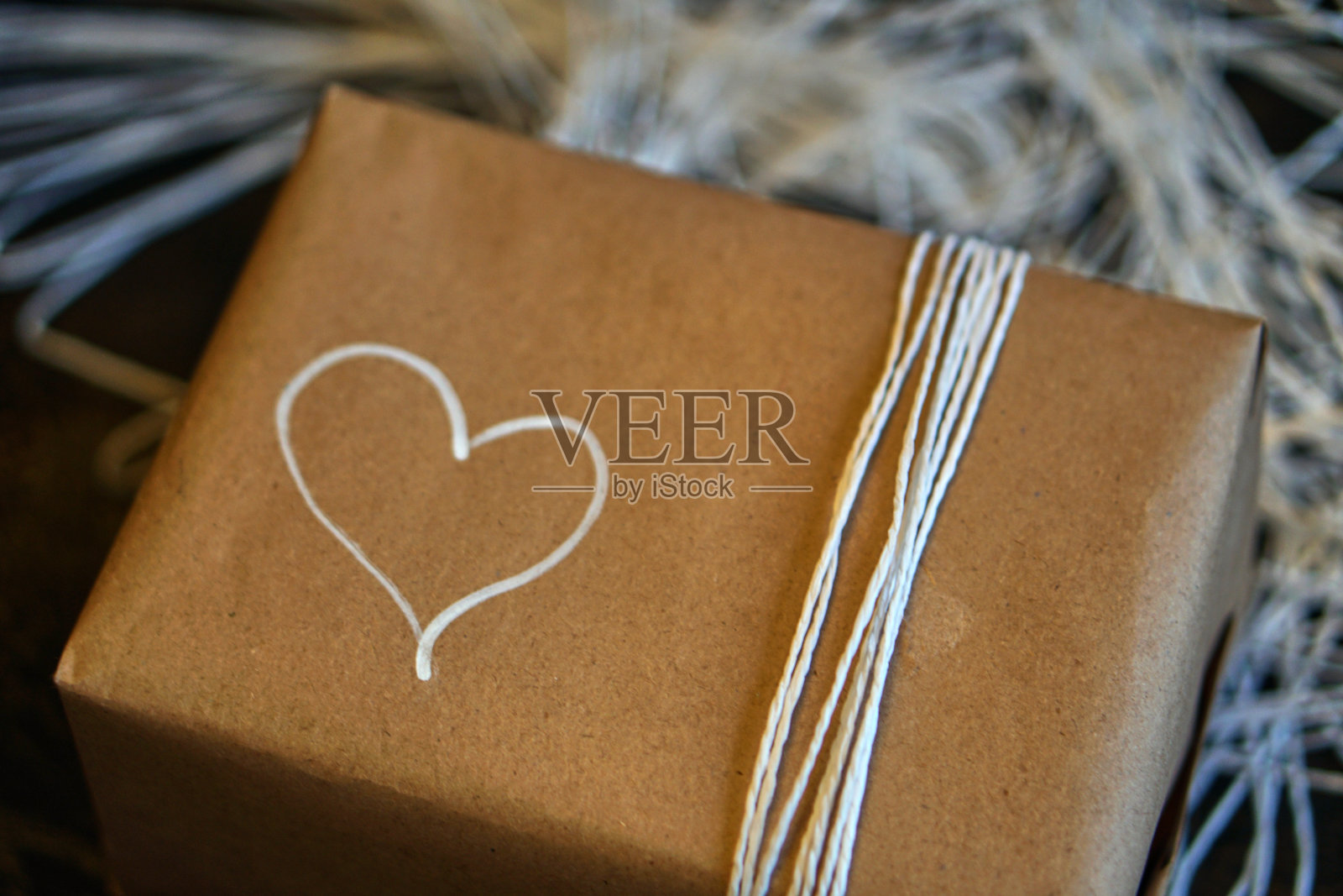 礼品采用极简风格的包装设计。盒子上的白色心形图画。照片摄影图片