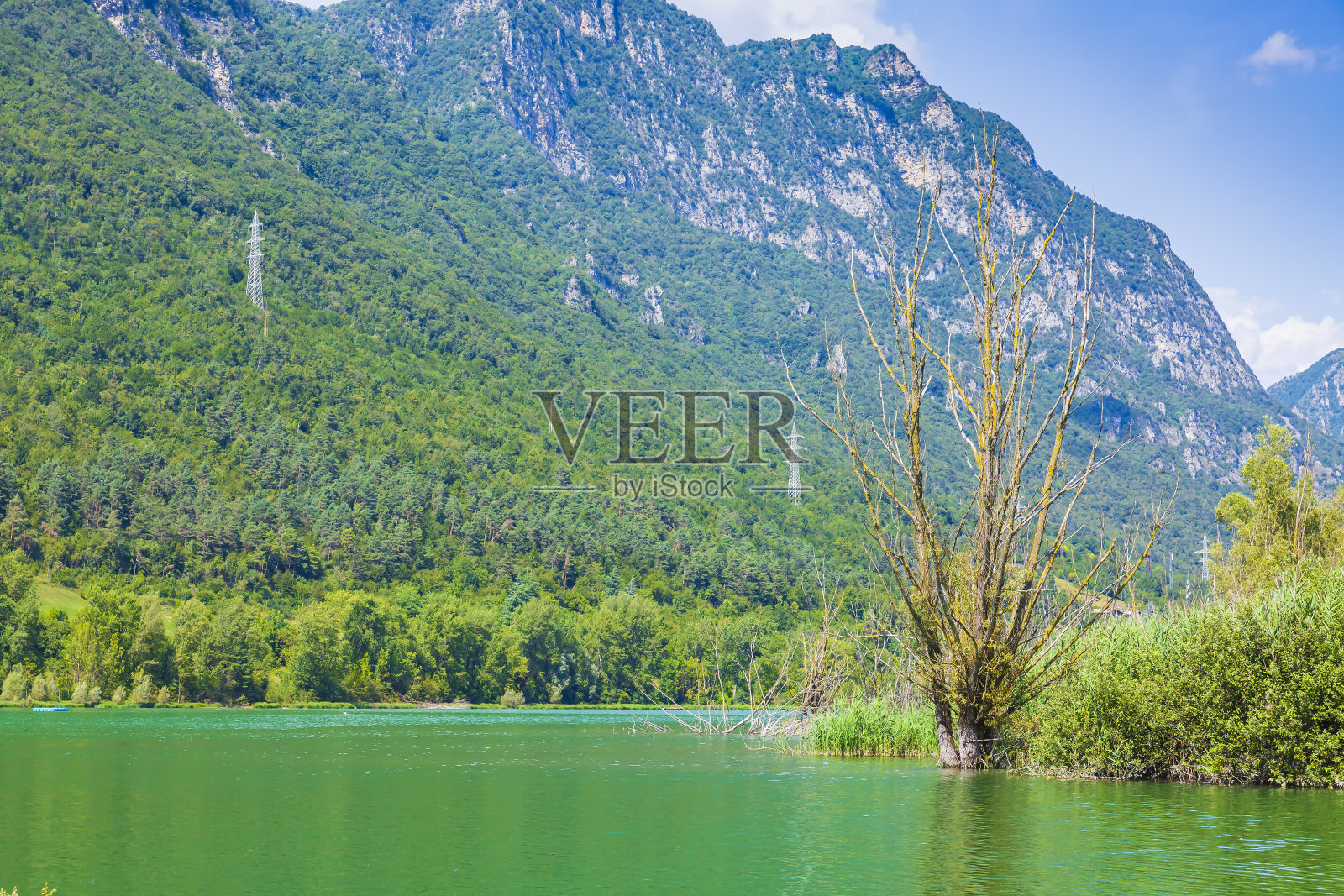 夏天在意大利的伊德罗湖。适合探险、远足和休闲旅游的自然景观。照片摄影图片