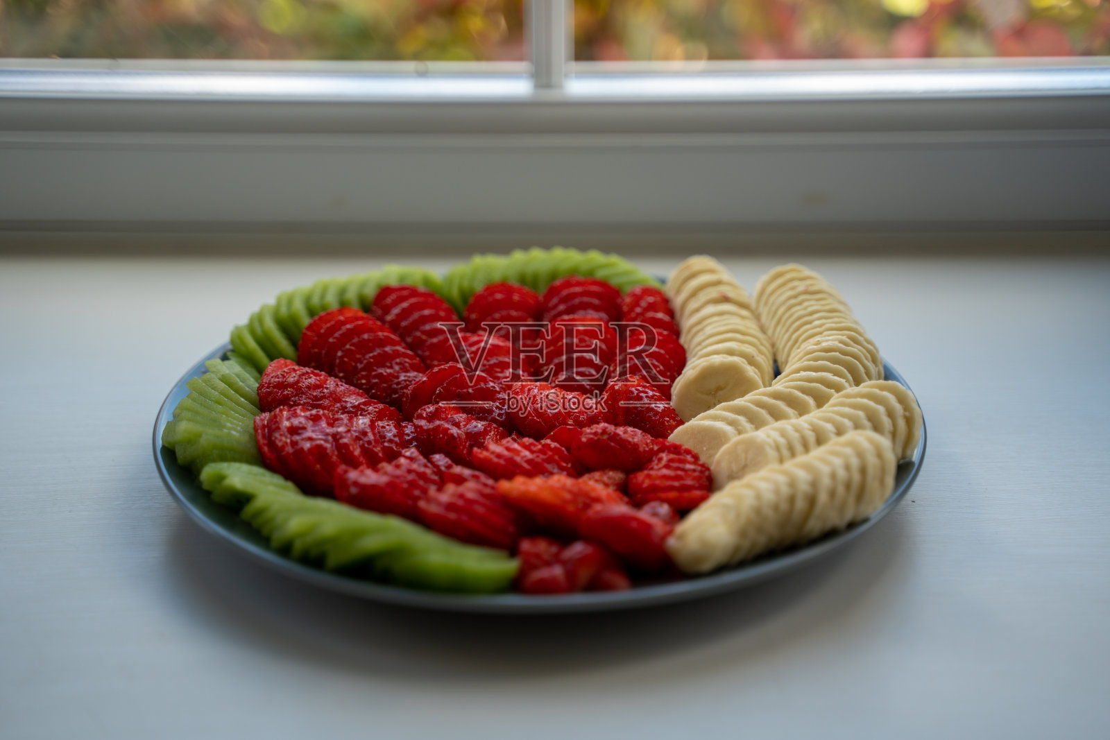 水果盘包括草莓,香蕉和猕猴桃照片摄影图片