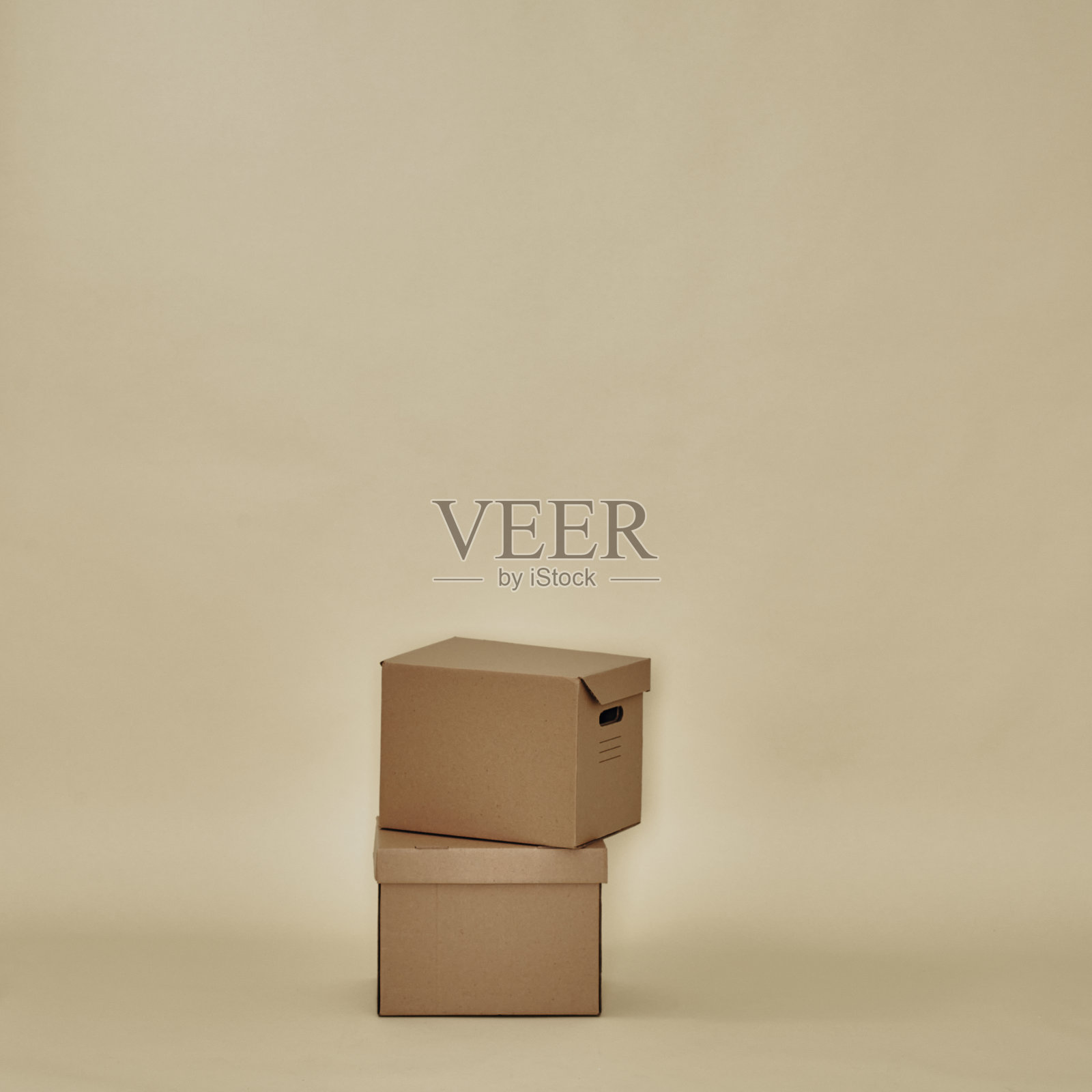 纸板箱堆叠在一起,储存。移动包装,环保材料。档案。照片摄影图片