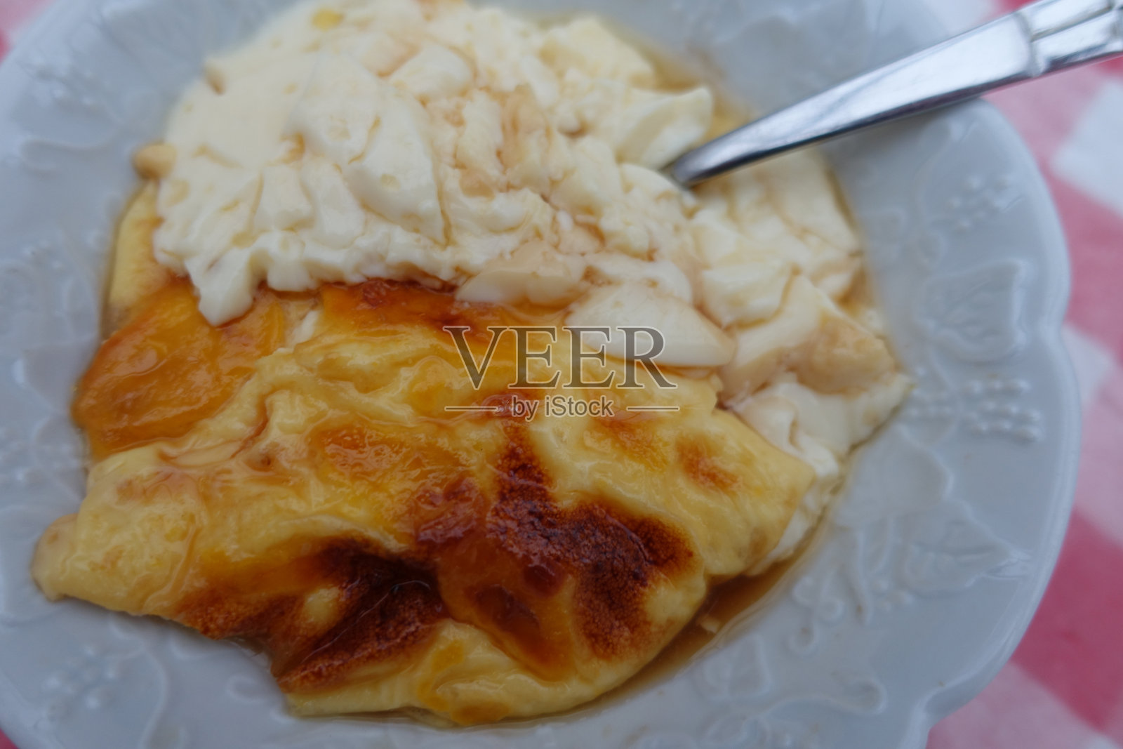 自制果馅饼在蛋糕锅甜焦糖菜肴上桌餐照片摄影图片
