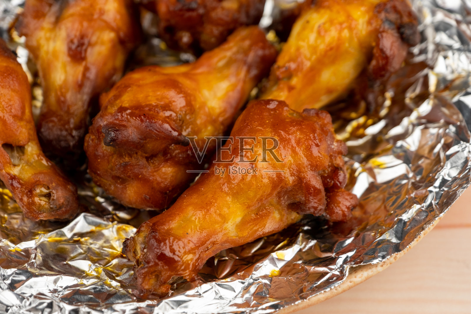 美味的铝箔烤鸡腿照片摄影图片