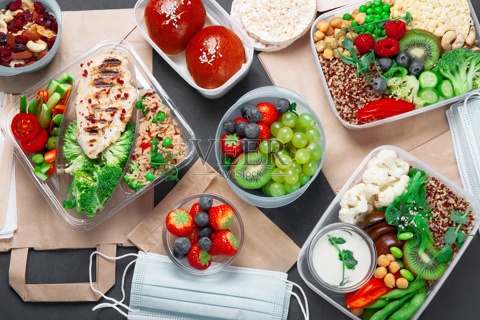 外卖午餐盒加上自制的营养食品照片摄影图片