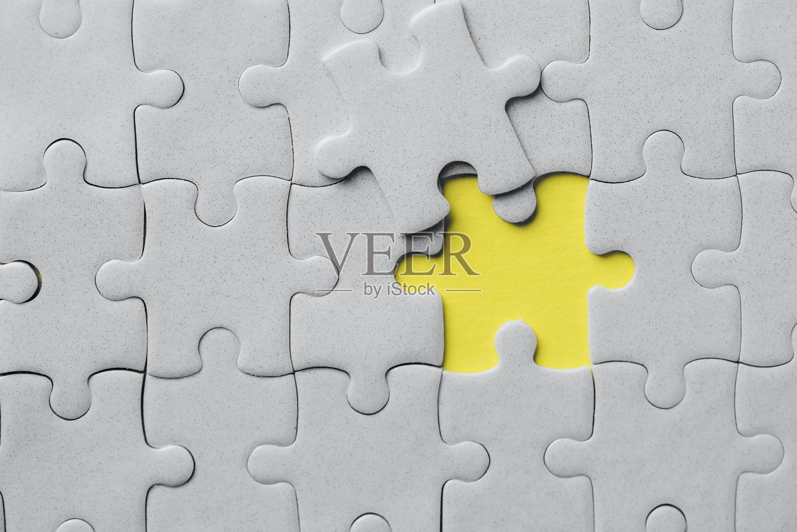 2021年的流行色。照亮黄色和终极灰色。双色版。多块灰色拼图放在一起,没有一块在黄色背景上照片摄影图片