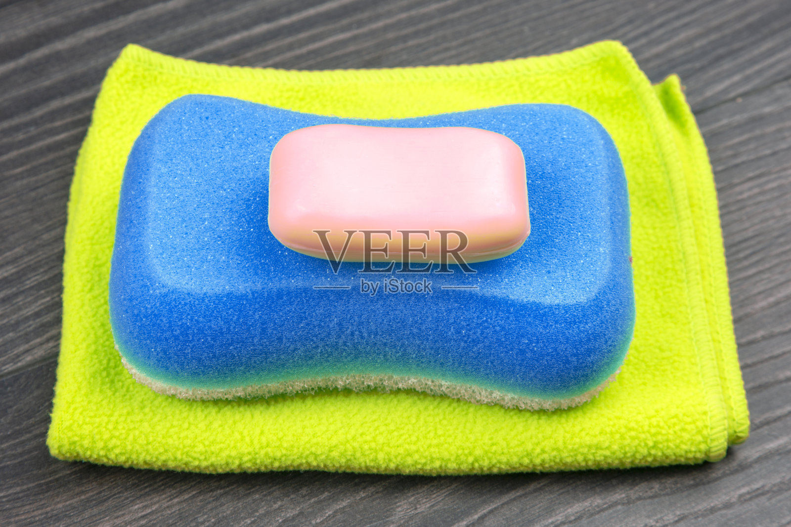 浴室用海绵,肥皂和毛巾放在木质背景上照片摄影图片