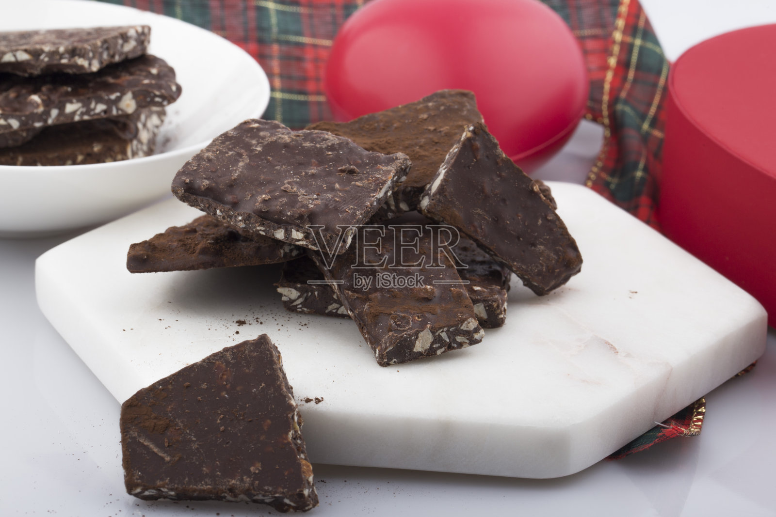 碎裂的巧克力碎片孤立在白色背景上。照片摄影图片