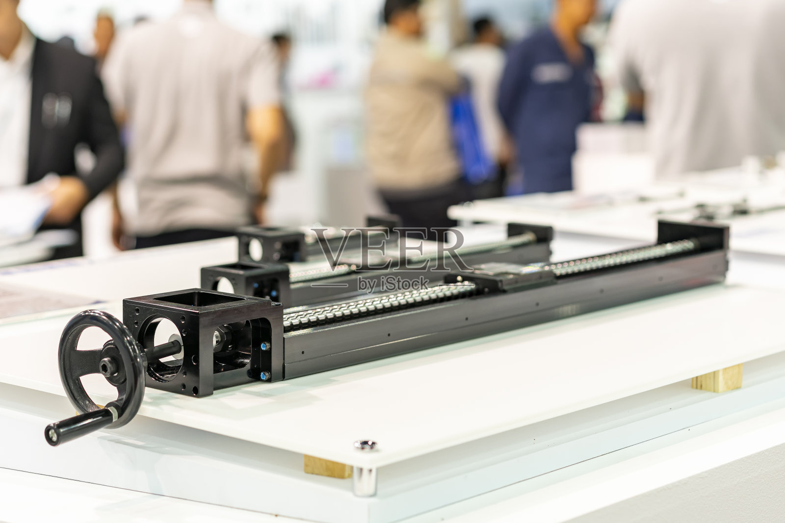 转向手柄轮或手轮与高质量和精密滚珠丝杠和导轨连接,用于工业机械工作照片摄影图片