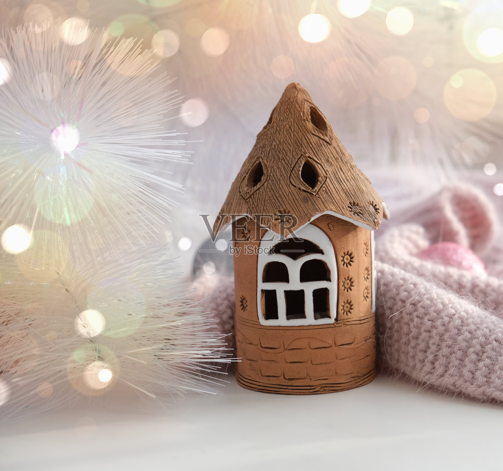 圣诞屋玩具用温暖的针织格子装饰着银白色的圣诞树,色调温暖的阴影,散景效果,冬天的心情照片摄影图片