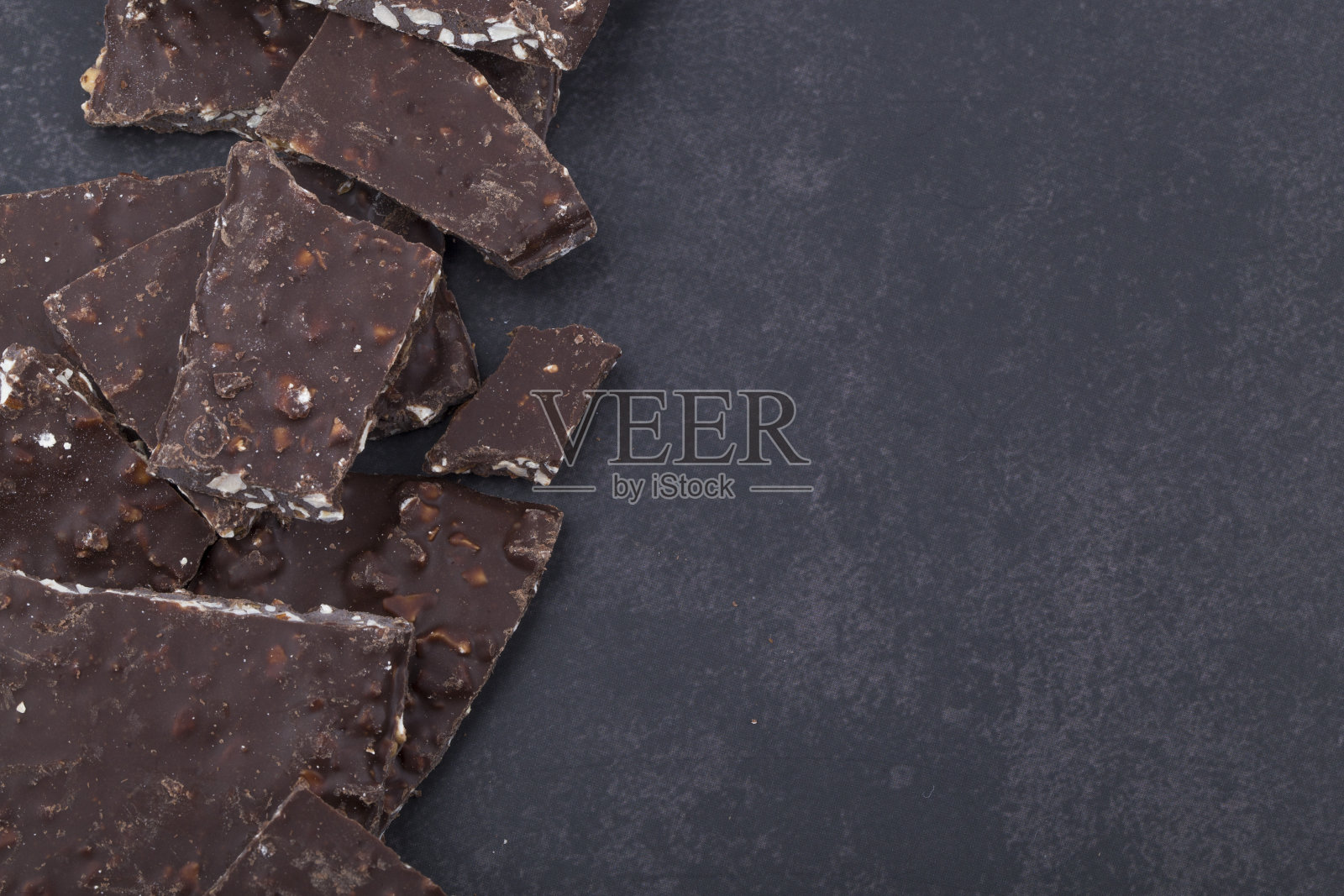 碎巧克力碎片孤立在白色背景上。照片摄影图片