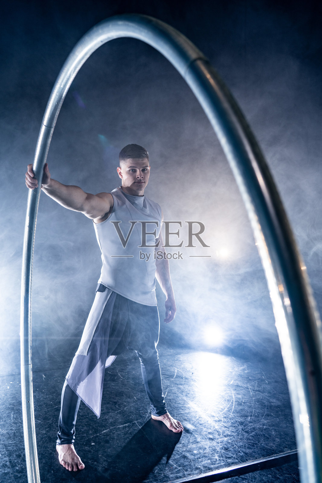 锡尔轮马戏团艺术家在烟熏,黑暗的背景在舞台上表演照片摄影图片