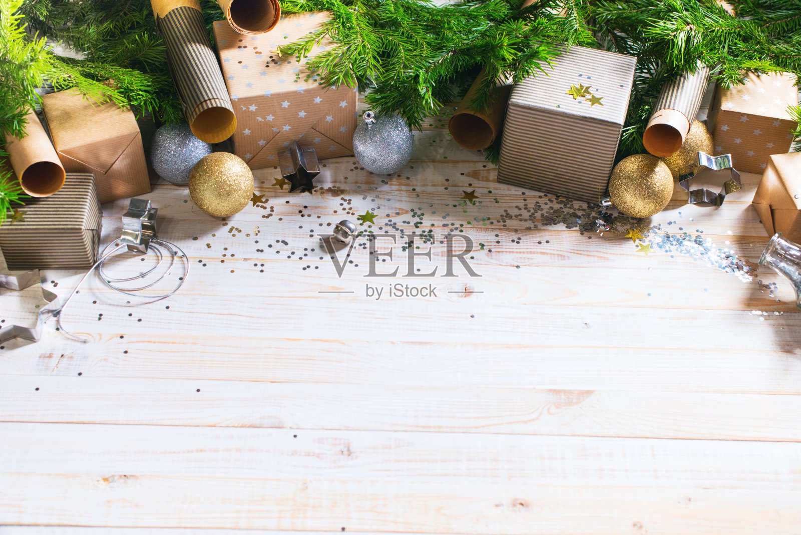 金银制的礼物球盒上闪耀着冷杉照片摄影图片