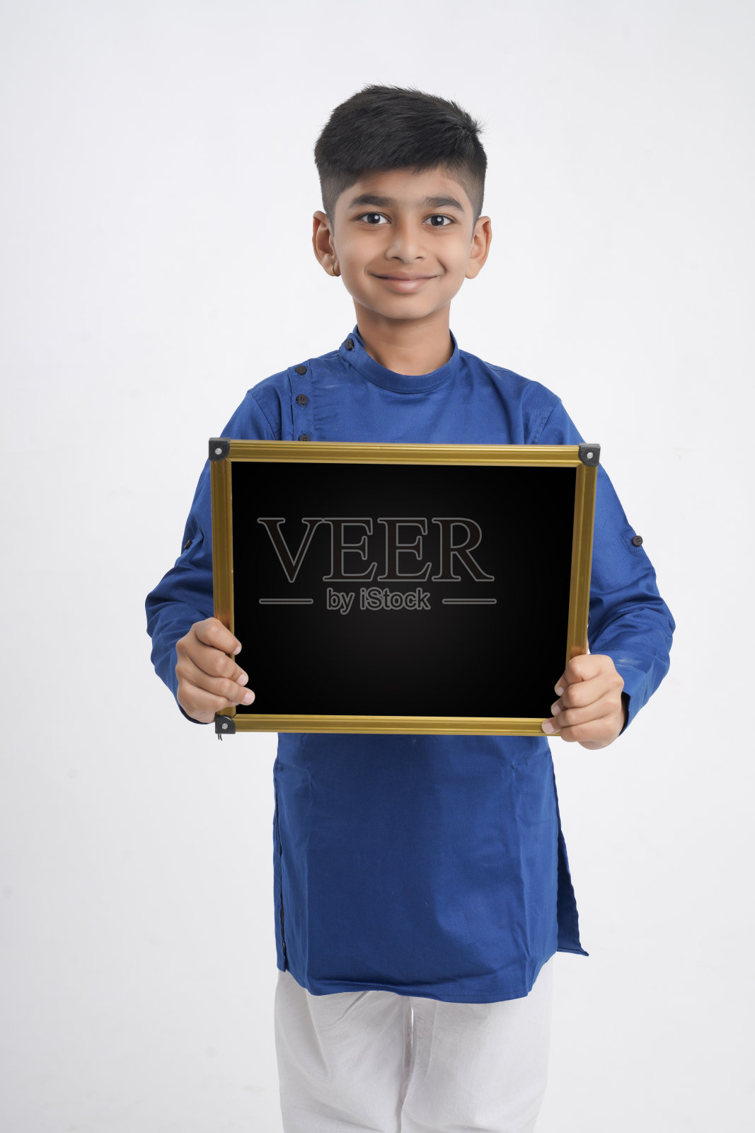可爱的印度小男孩展示黑板报与空白的白色背景照片摄影图片