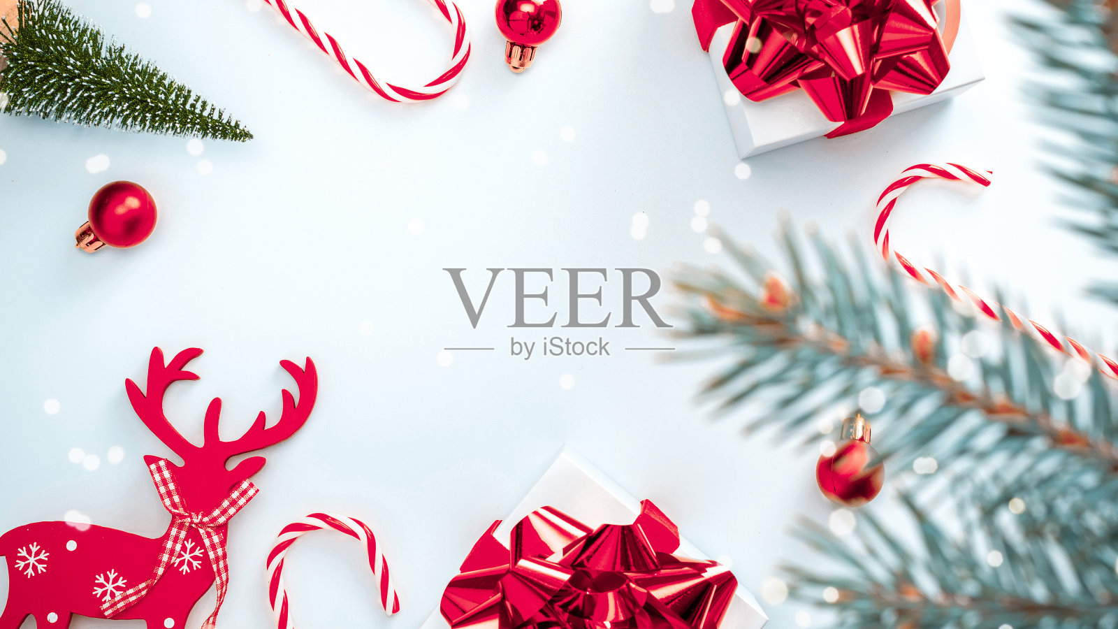 节日圣诞节的背景。白色礼物与猩红的蝴蝶结,红色的球和闪闪发光的灯在圣诞节装饰白色的背景贺卡。冬季节日构图用拷贝空间。照片摄影图片