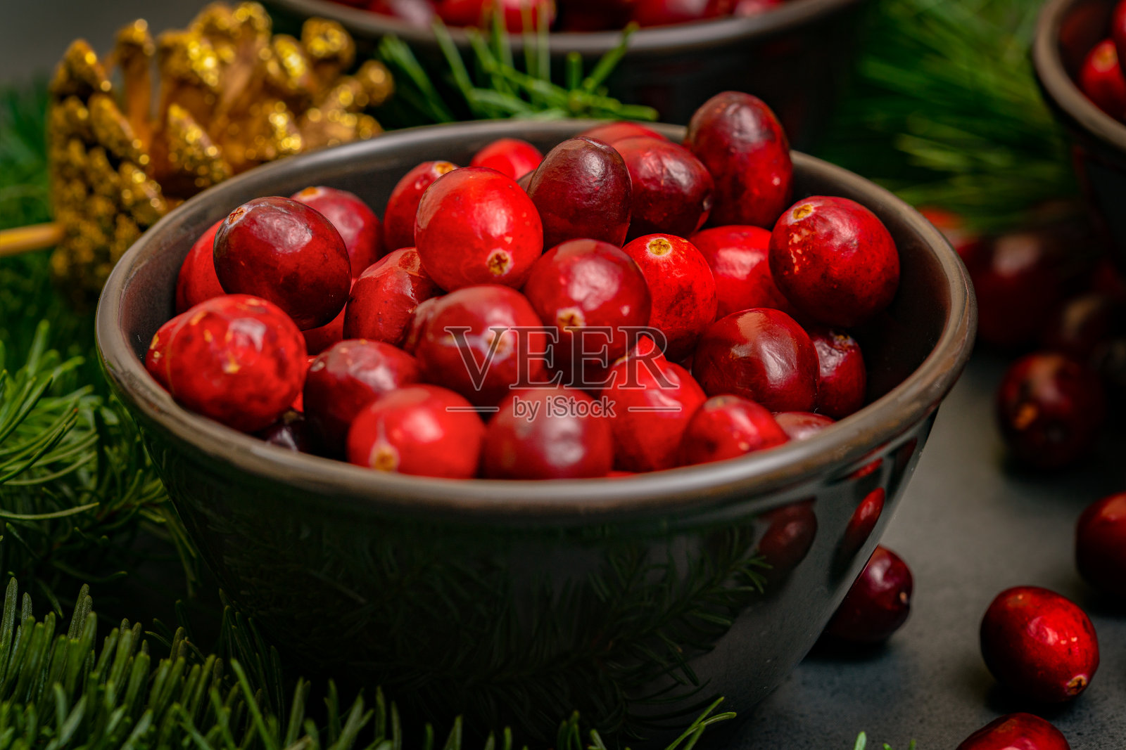 碗里装着蔓越莓和圣诞装饰品照片摄影图片