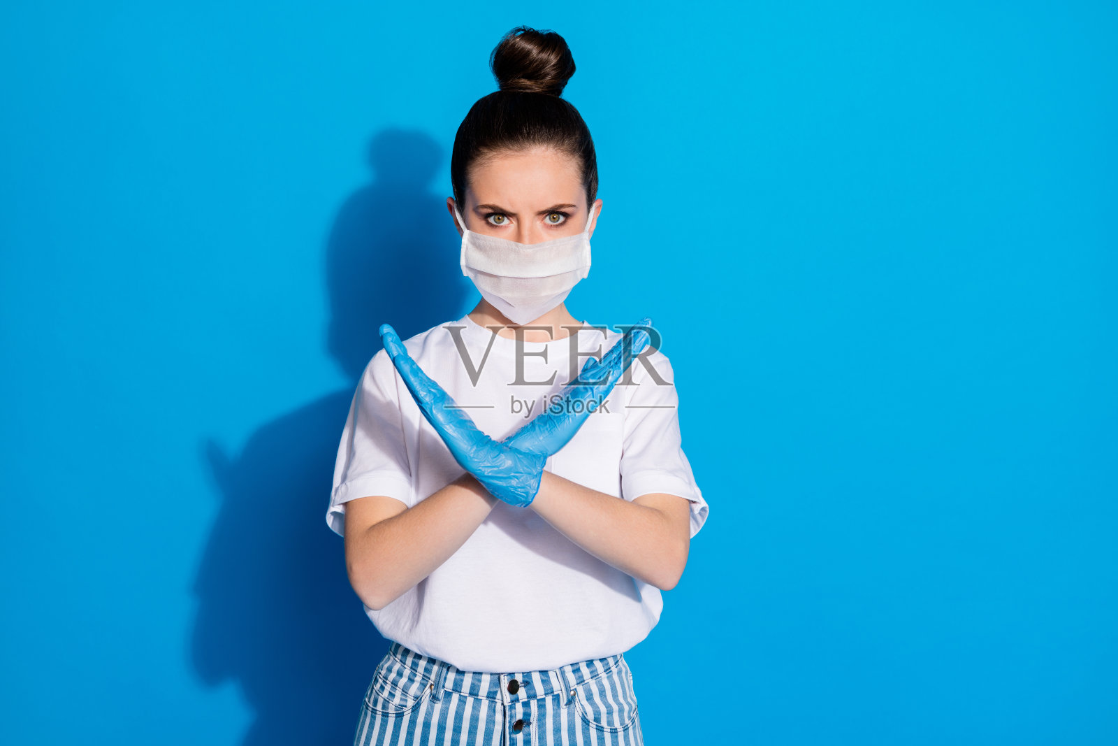 她的肖像,她漂亮迷人,严格认真的女孩显示停止标志,交叉双臂,标志,禁止疾病,预防措施,药物隔离,明亮,生动,sine,充满活力的蓝色背景照片摄影图片