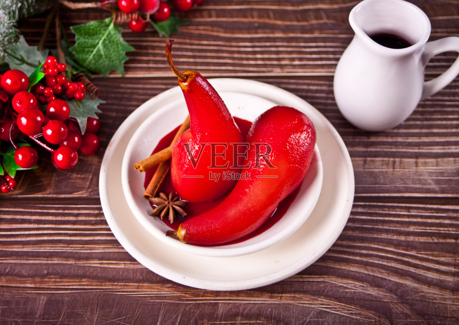 香辛料红酒煮梨。照片摄影图片