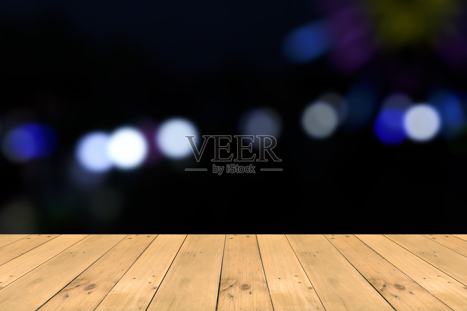 空木板空桌子前面模糊的背景。照片摄影图片