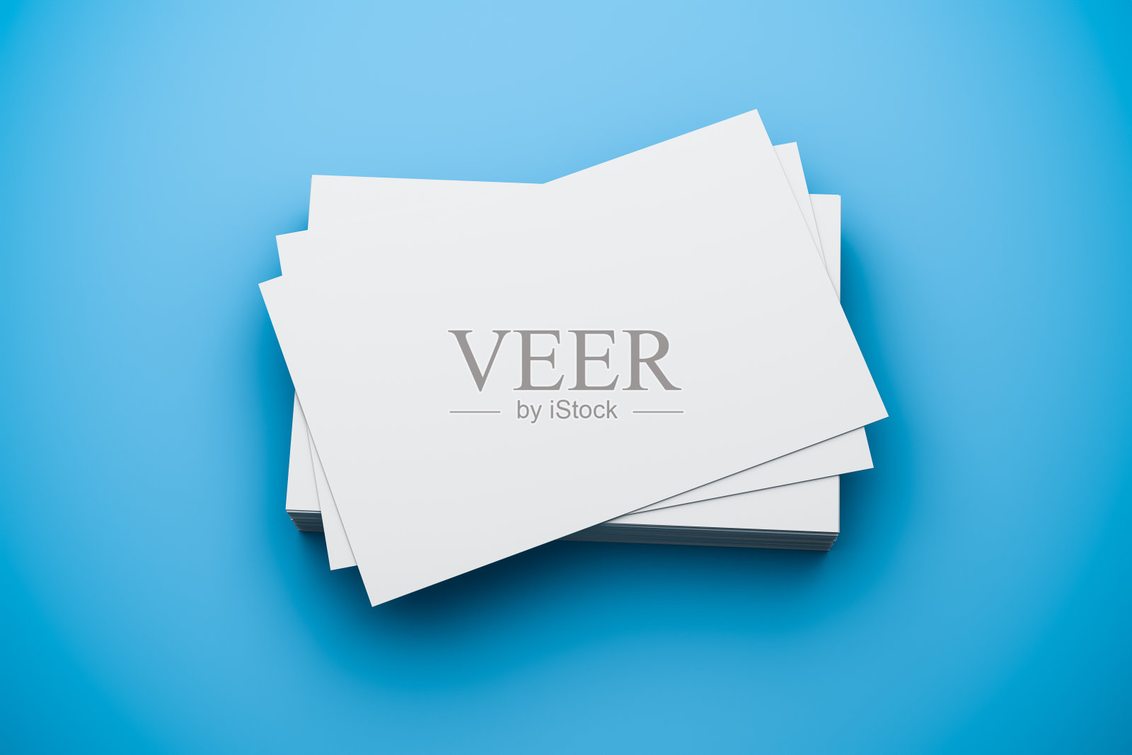 名片模型。几张蓝色背景的空白名片叠在一起照片摄影图片