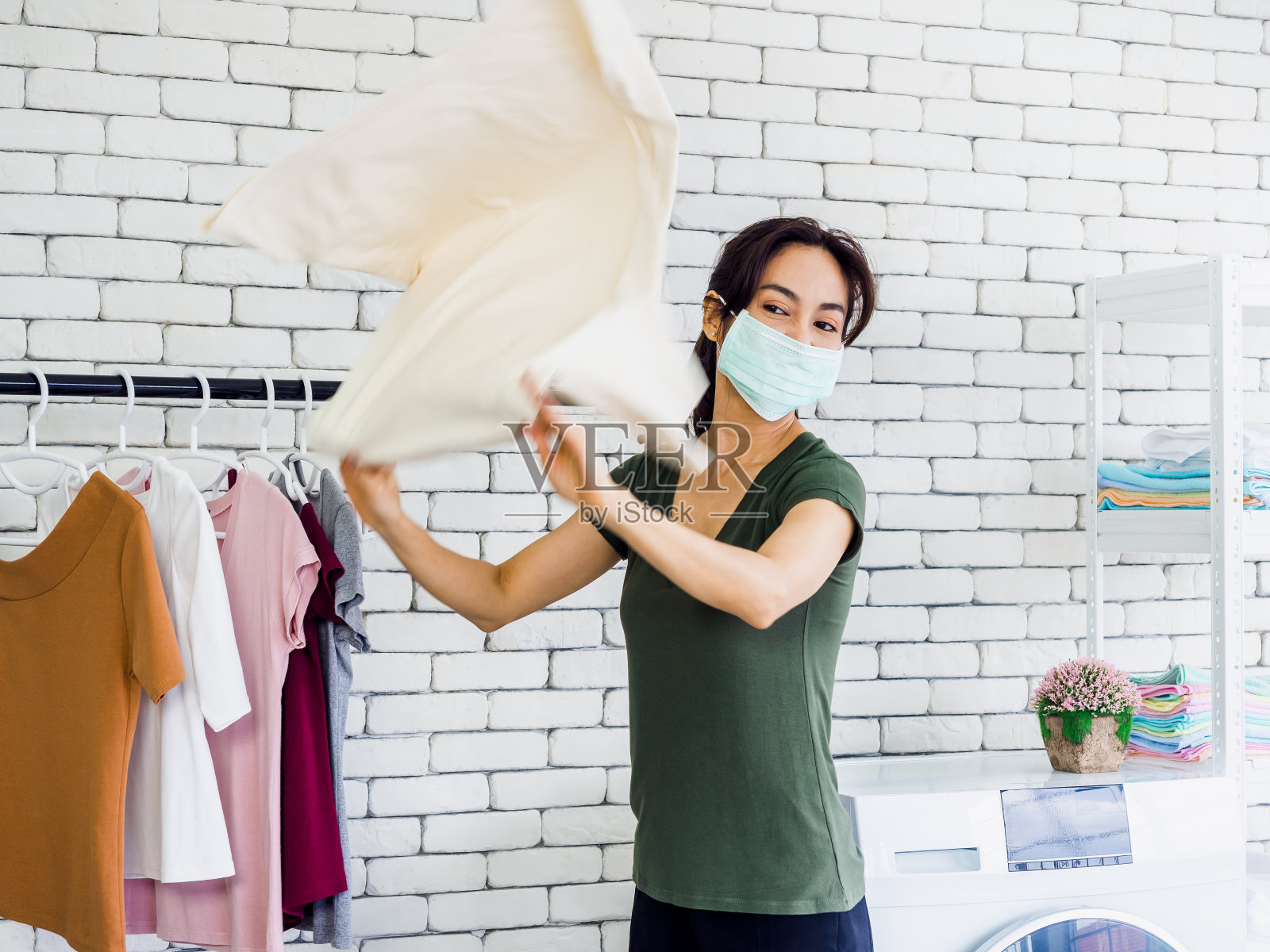 年轻美丽的亚洲女人,女佣穿着休闲装。照片摄影图片