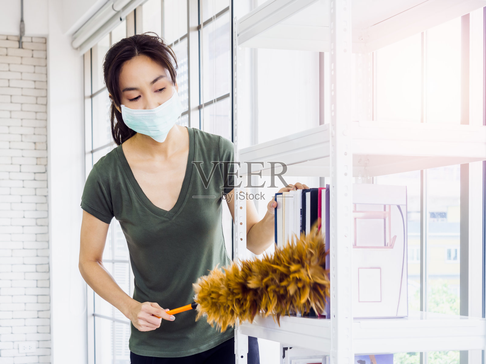 年轻美丽的亚洲女人,女佣穿着休闲装。照片摄影图片