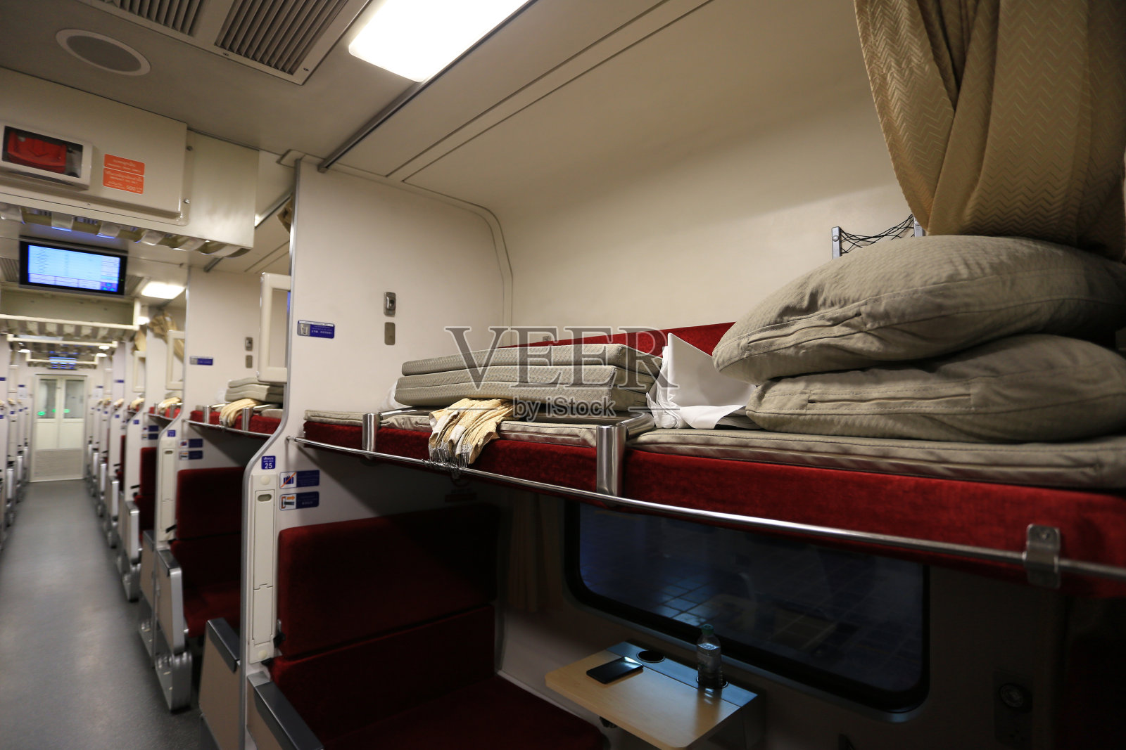 泰国的新特快列车,有空调的夜间旅行,从廊开到曼谷的卧铺列车照片摄影图片