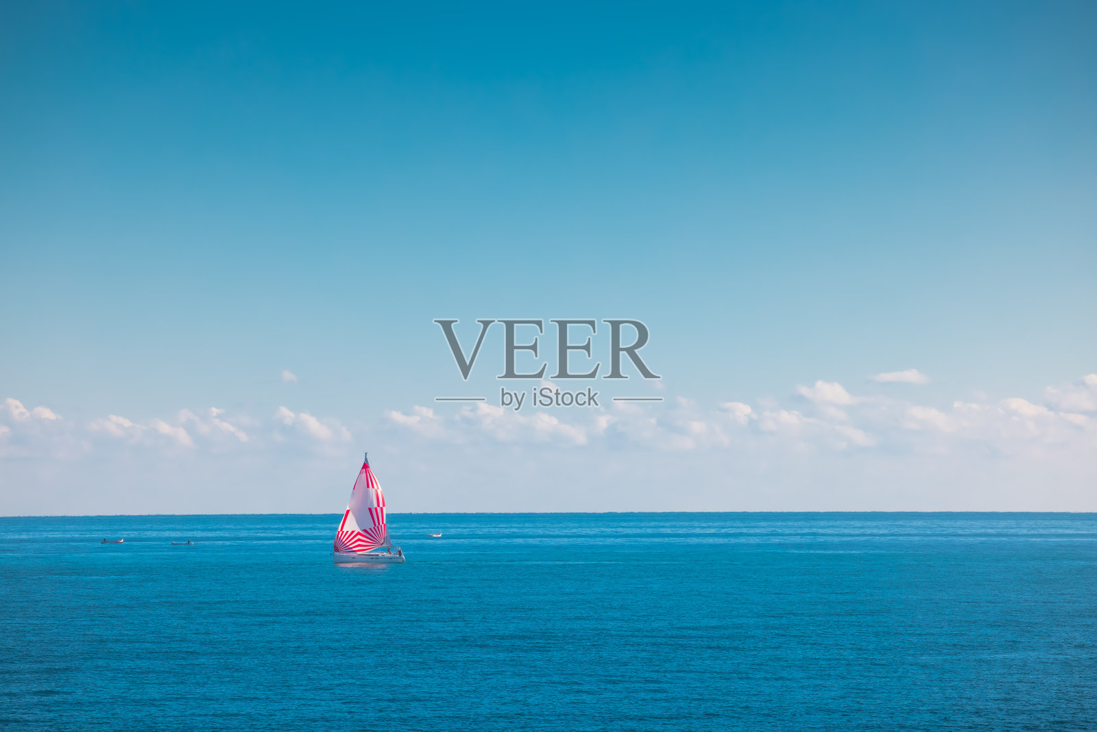 大海和帆船的风。帆船在蔚蓝的海浪和晴朗的天空照片摄影图片