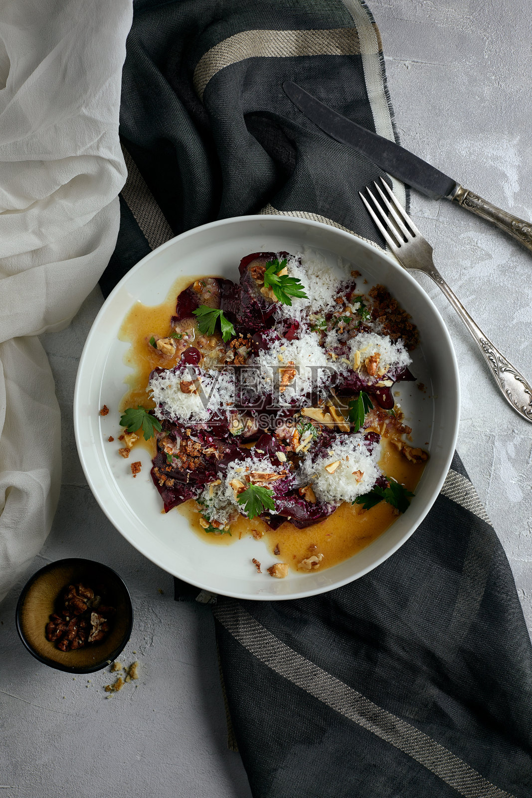 牛肉干配焦糖甜菜。餐厅的菜肴。暗色调照片摄影图片