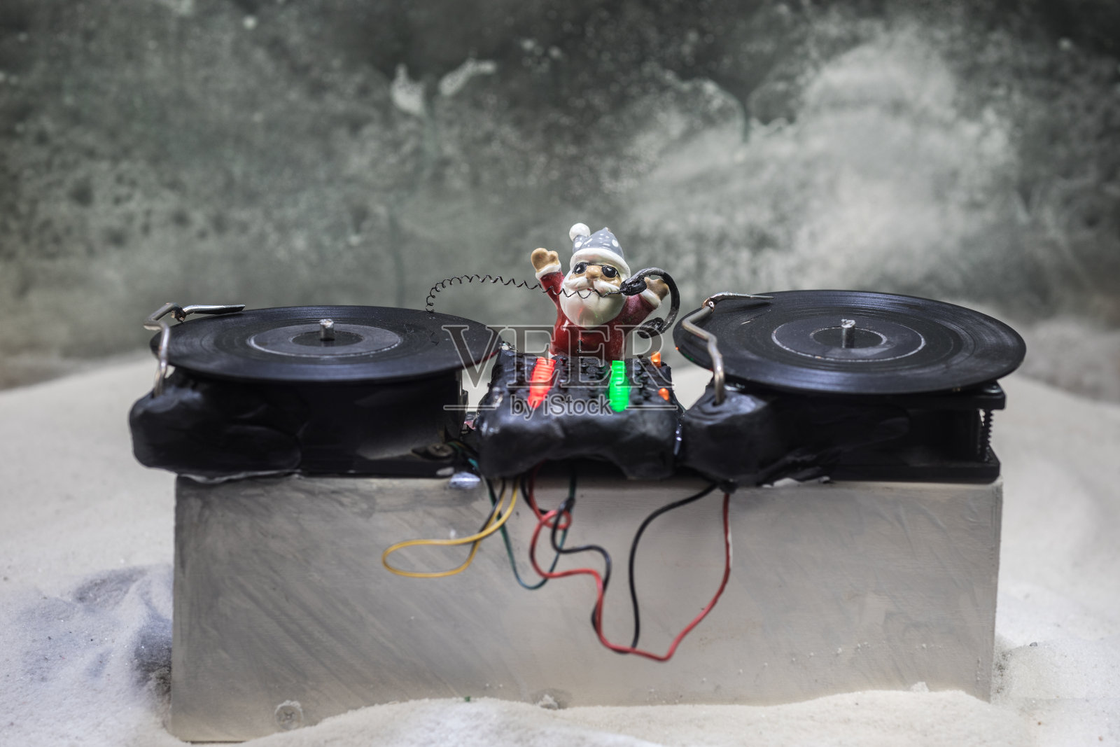 Dj混音与耳机在黑暗的夜总会背景与圣诞树新年夜。近距离观看新年元素的Dj表。节日聚会等概念。空的空间照片摄影图片