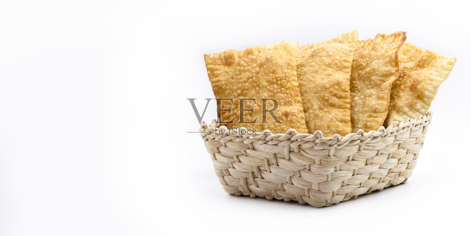 巴西酥皮,传统酥皮叫炸肉饼,在草篮中,孤立在白色背景上,拷贝空间照片摄影图片