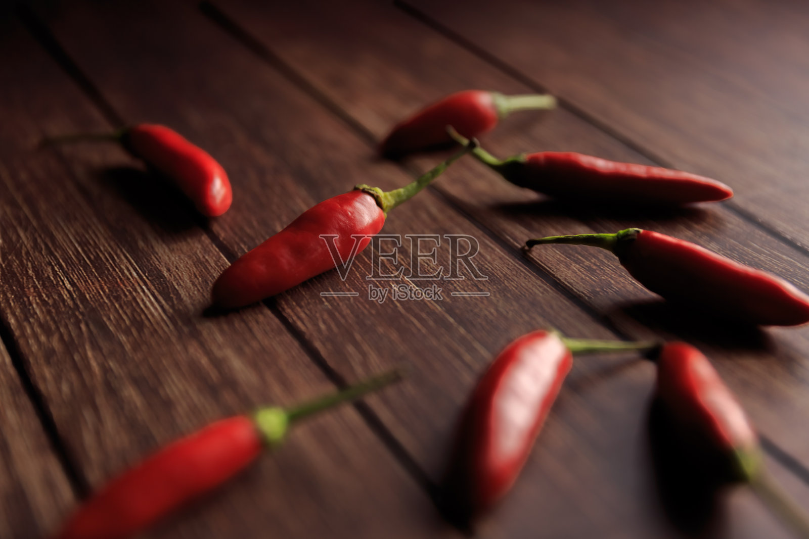 木桌上放着红辣椒照片摄影图片