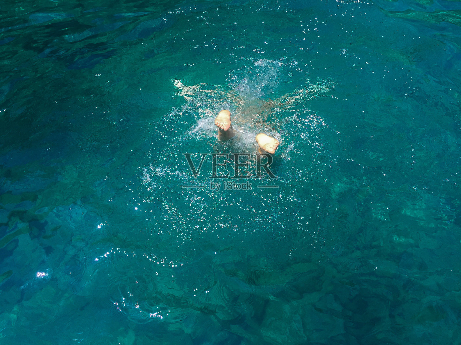 Zakynthos岛希腊群岛沉船洞穴妇女脚潜水潜水游泳到蓝色的大海摄影风景背景希腊照片摄影图片