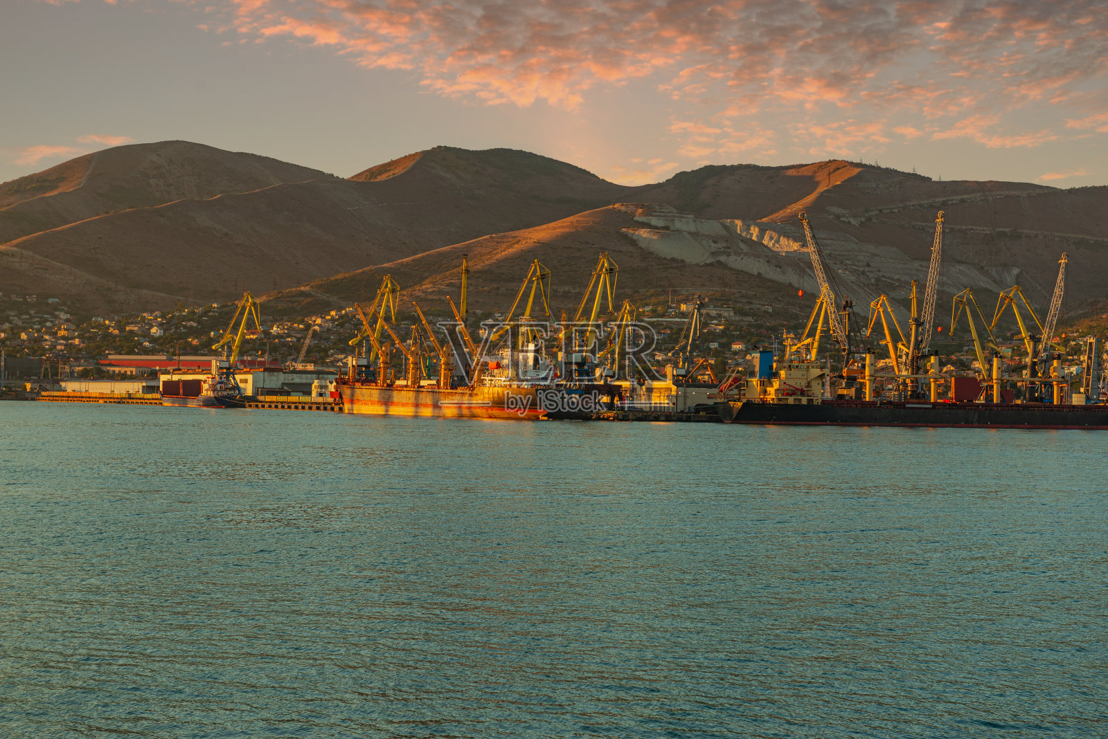 位于新罗西斯克湾的新罗西斯克商业海港照片摄影图片