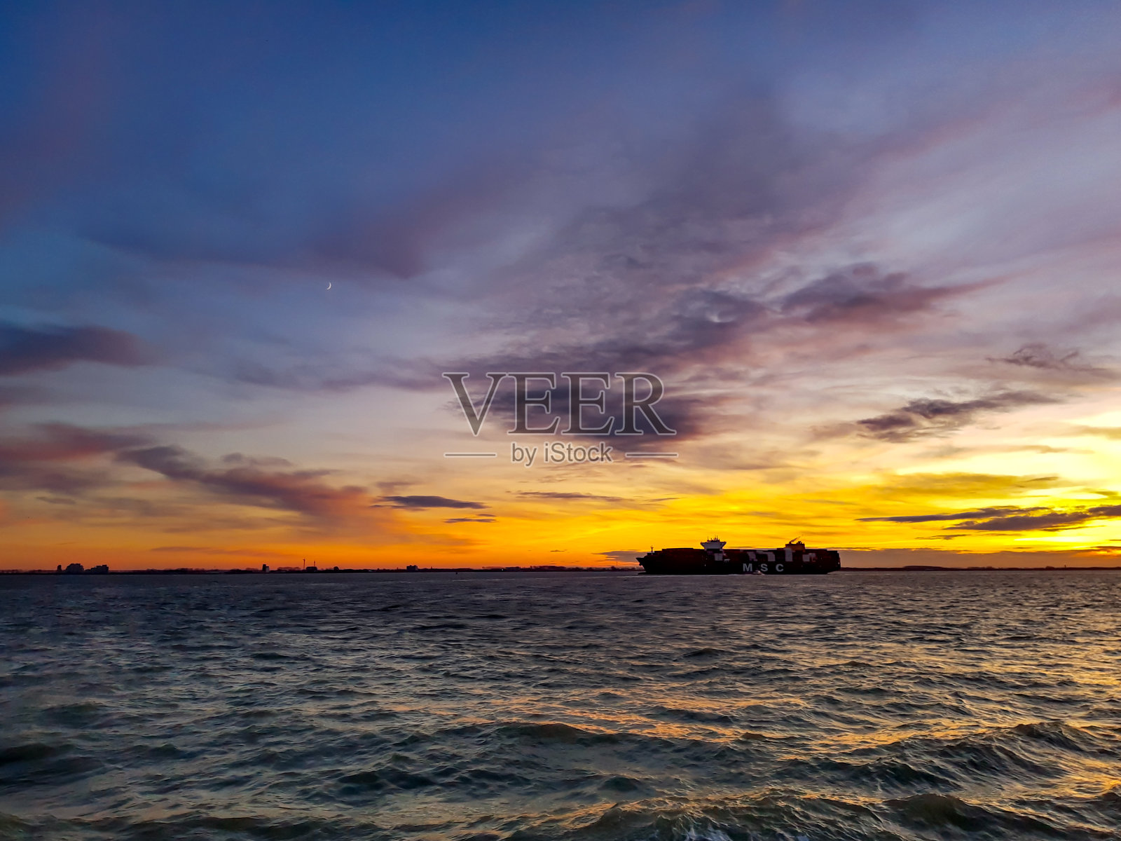 落日的倒影与湖中的云景。照片摄影图片