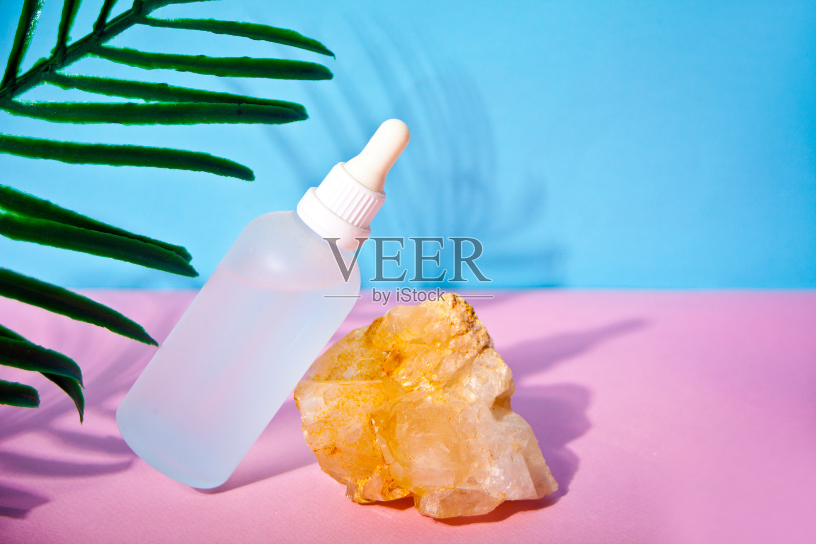 化妆瓶在石头上有坚硬的阴影。天然有机spa美容理念。前视图。模拟。照片摄影图片