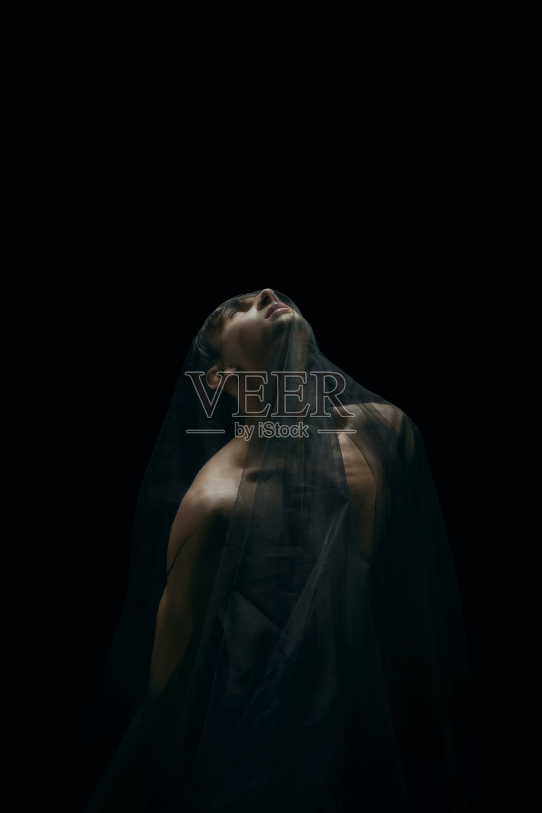 优雅的古典芭蕾舞者舞蹈孤立在黑暗的工作室背景。优雅,艺术家,动作,动作和动作概念。照片摄影图片